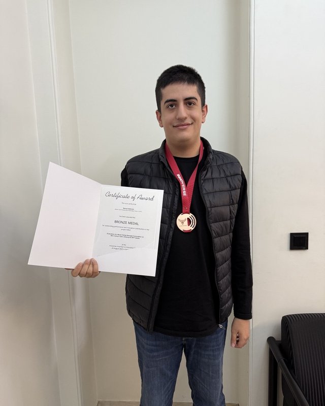 Raman Nafarieh holding the Innoverse Bronze Medal certificate